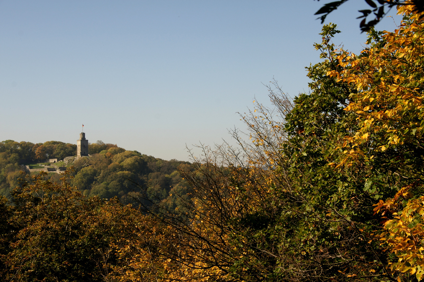 Burgruine Falkenstein umgeben vom bunten Herbstwald