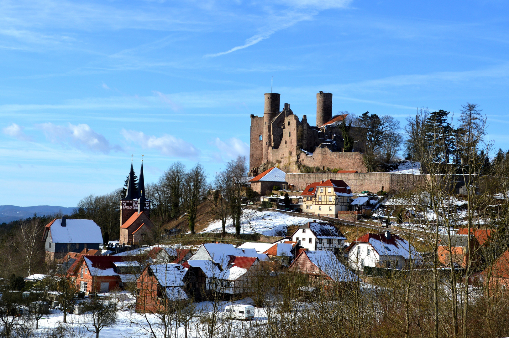 Burgruine Hanstein mit dem Ort Rimbach zu ihren Füßen