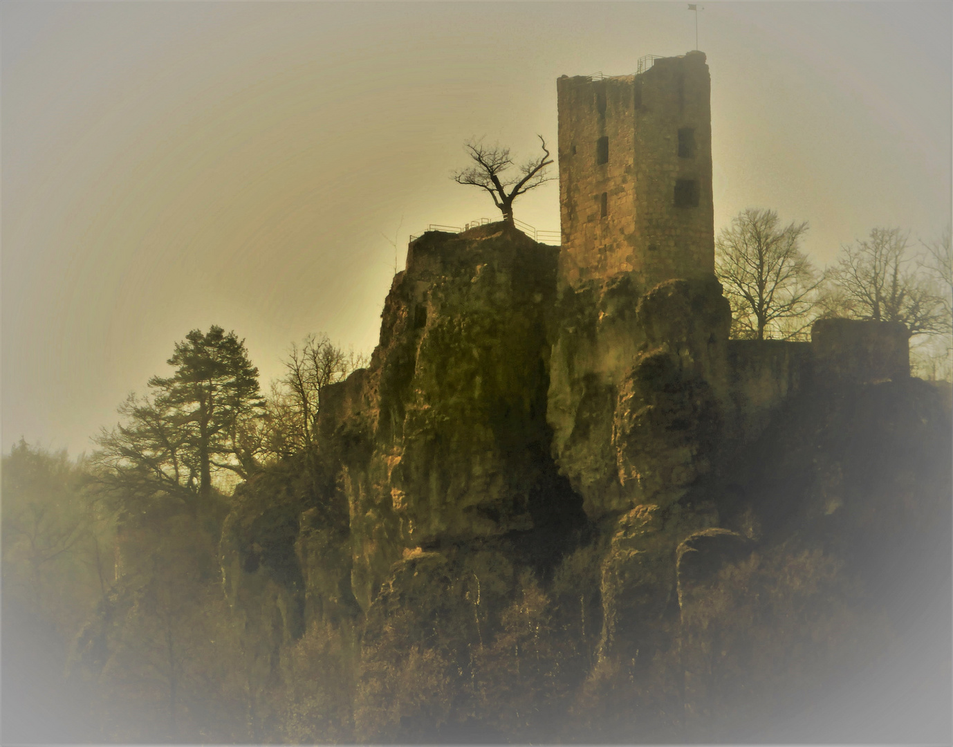 Burgruine hoch auf dem Fels