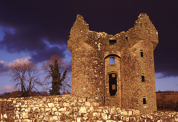 Burgruine im Gewitterlicht