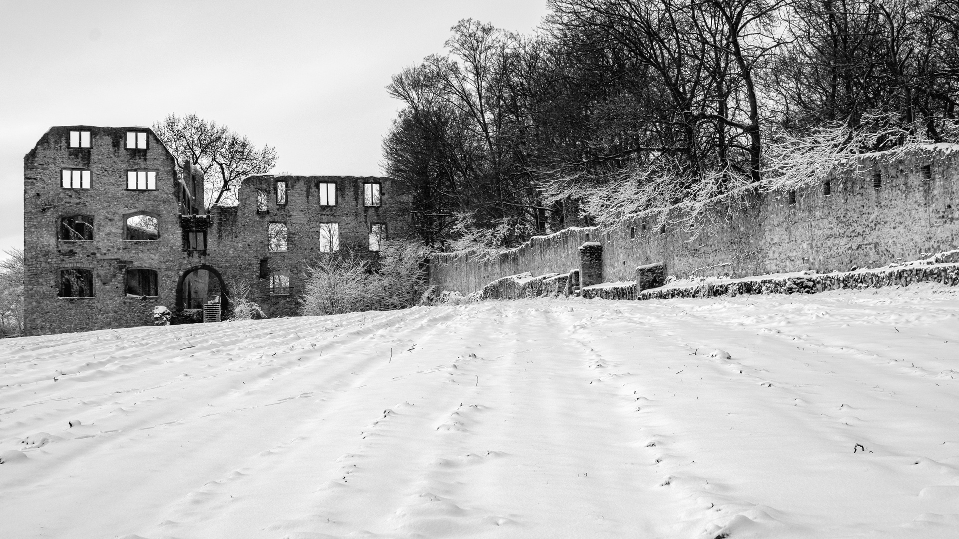 Burgruine im Schnee