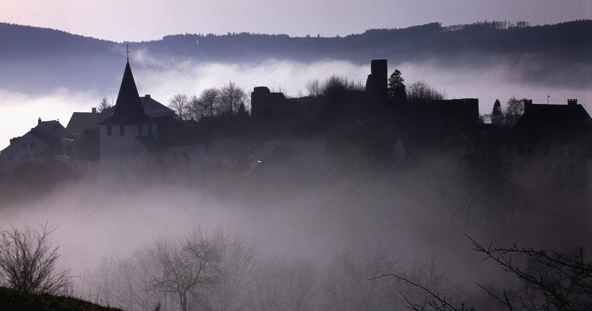 Burgruine Kronenburg Eifel im Nebel!