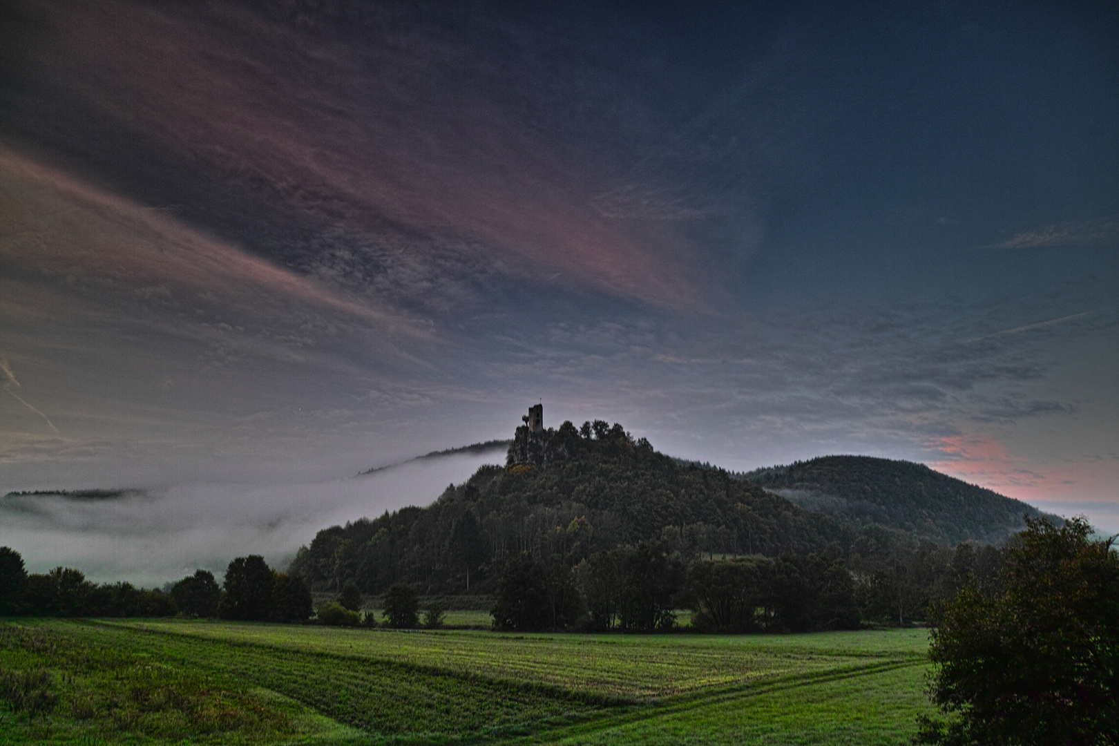 Burgruine Neideck am frühen Morgen.