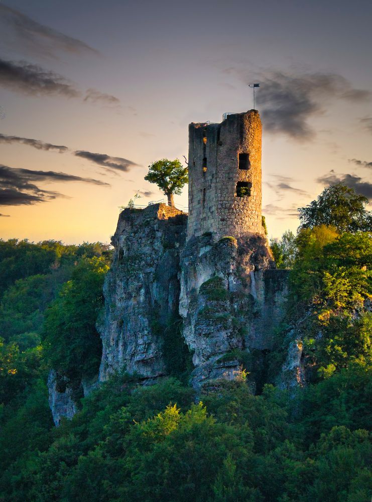 Burgruine Neideck im Abendlicht