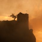 Burgruine Neideck im Nebel