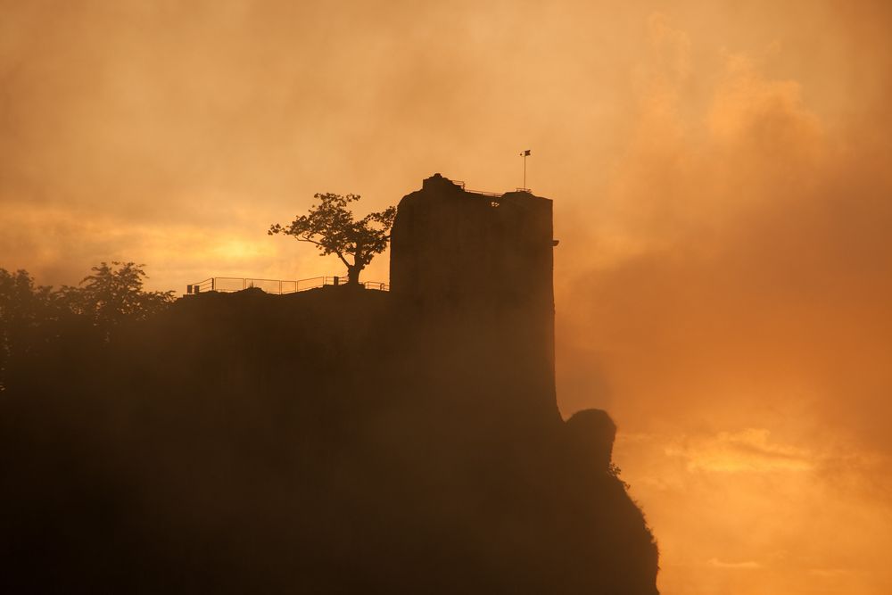 Burgruine Neideck im Nebel