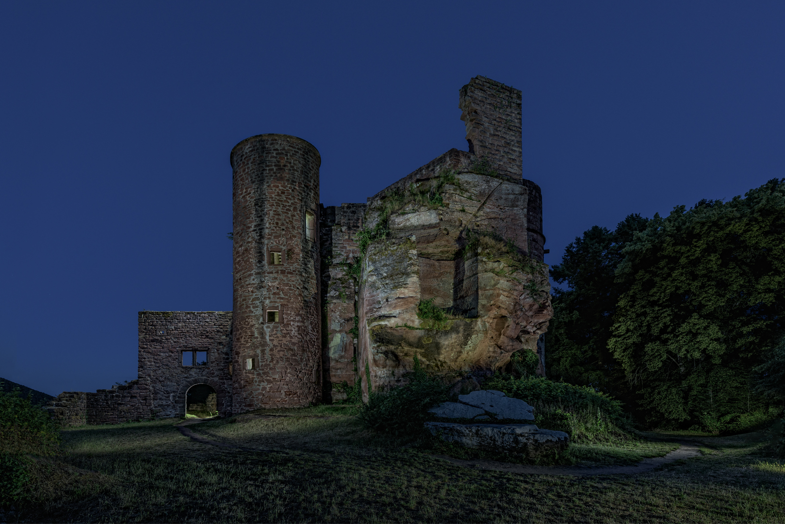 Burgruine Neudahn zur Blauen Stunde