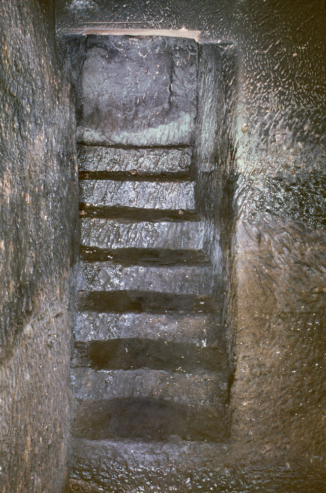 Burgruine Ramburg, unvollendete Treppe aus dem Felsenkeller unter der Oberburg