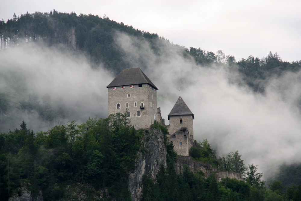 burgruine st. gallen in der steiermark .. im morgennebel