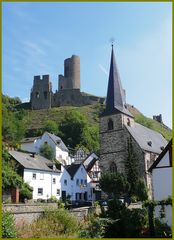 Burgruine und Kirche in Monreal/Eifel