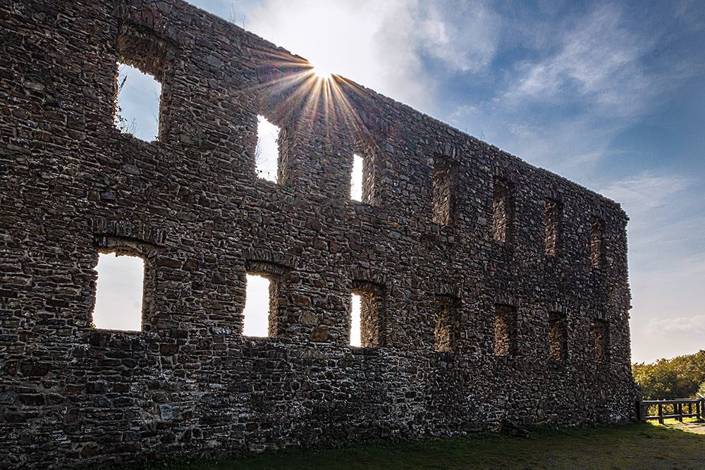 Burgruine Windeck in der Mittagssonne