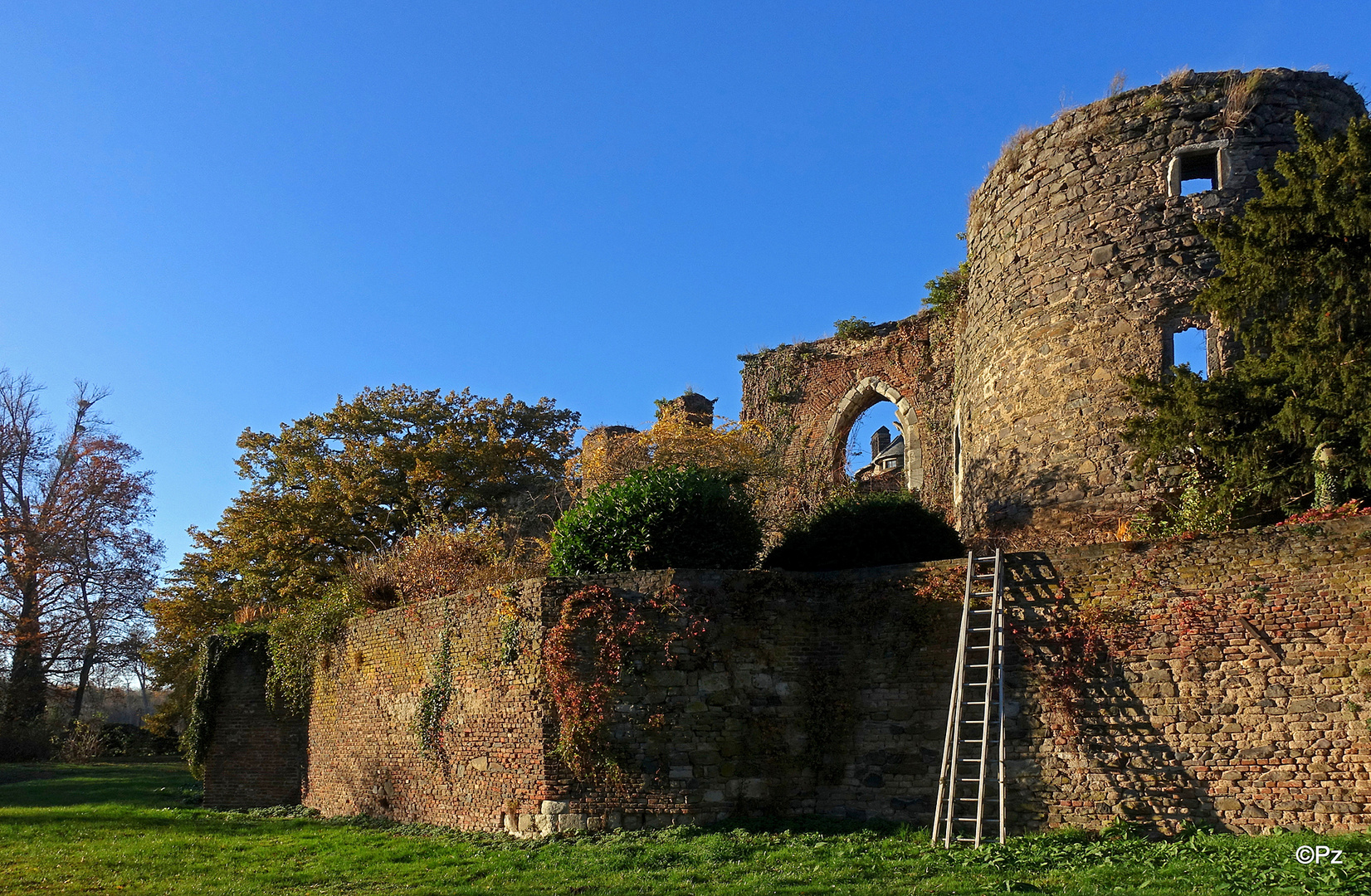 Burgruinen von Schloss Hülchrath als ideale Theaterkulisse ...