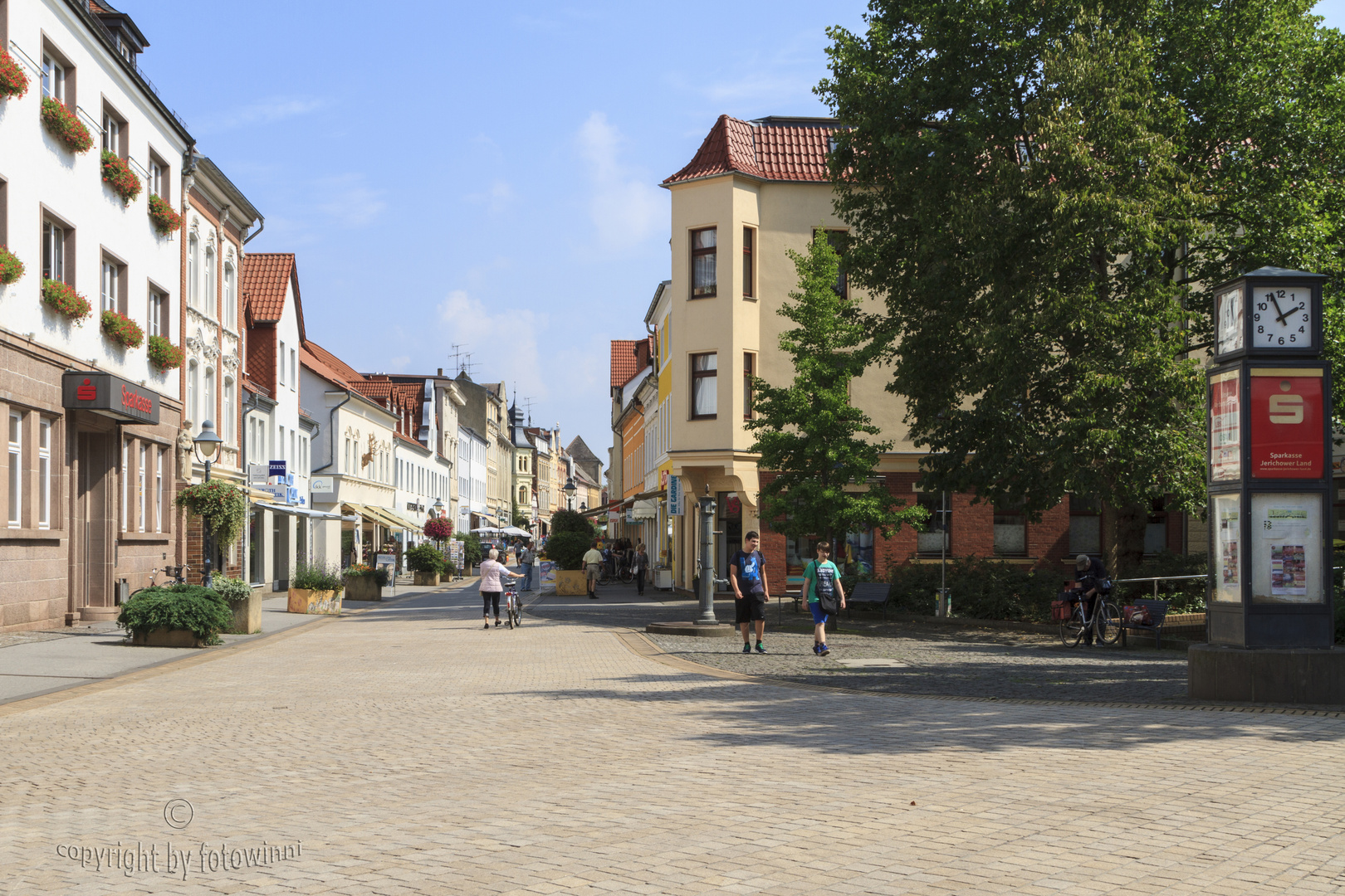 Burg/SA - Magdalenenplatz mit "Persiluhr"