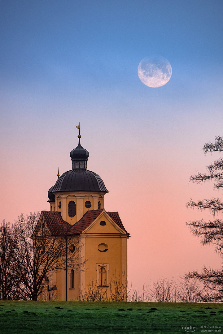 Burgstall Kapelle mit Mond