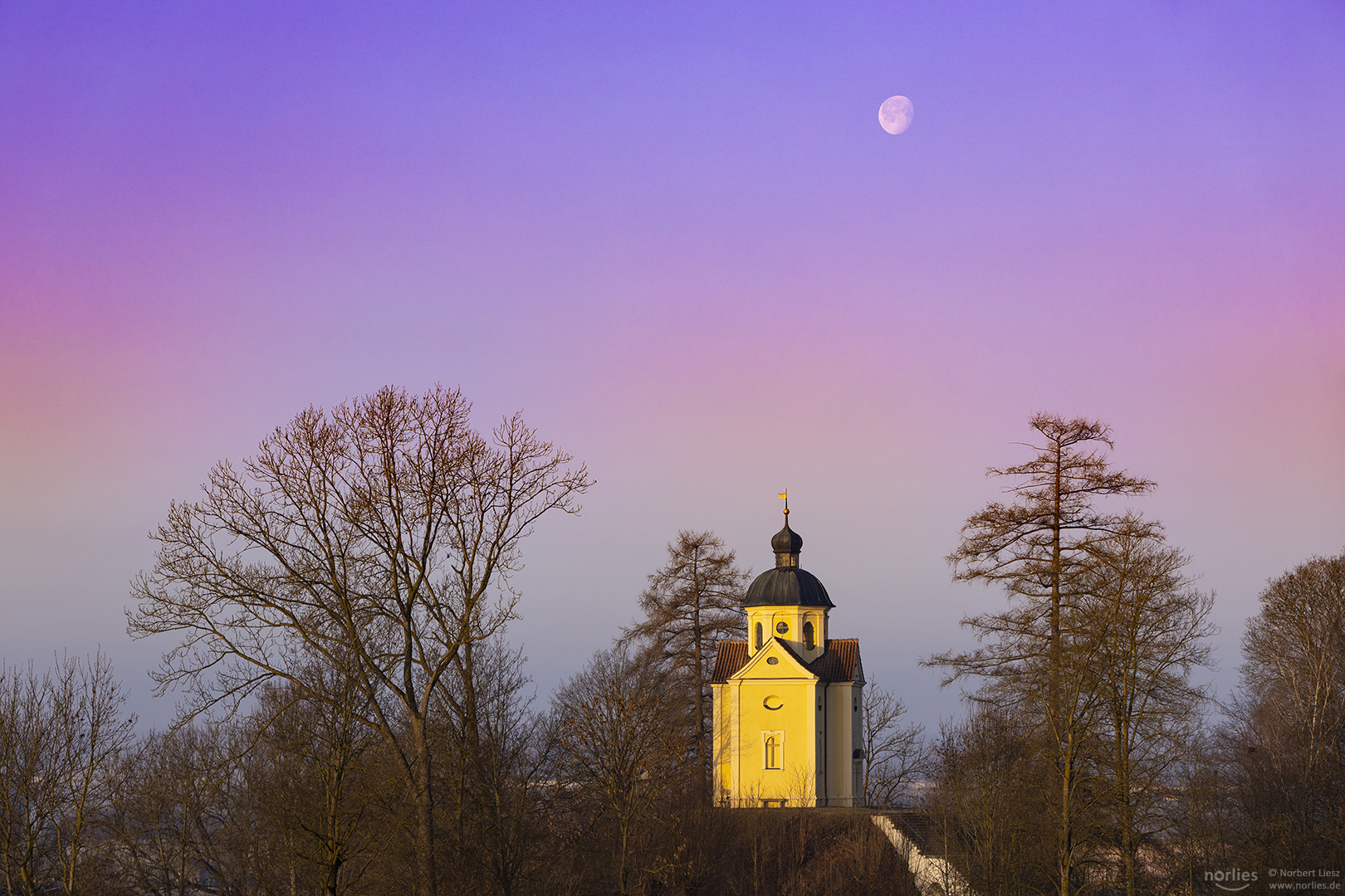 Burgstall Kapelle mit Mond