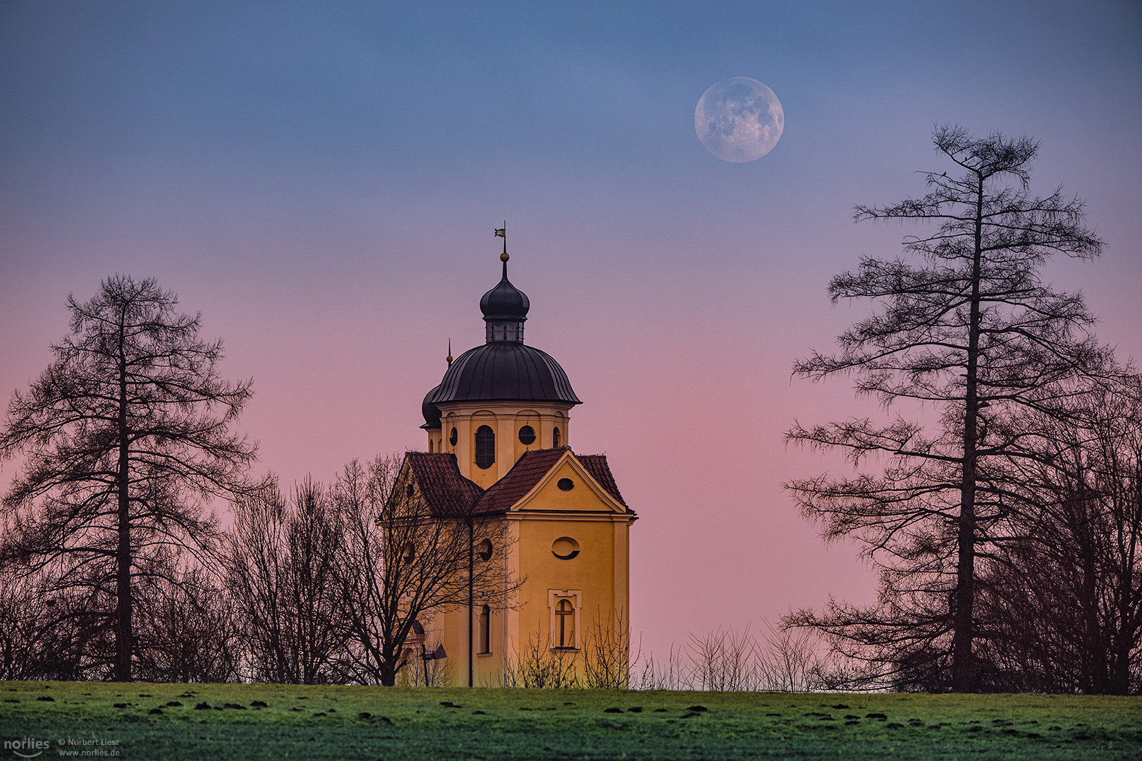 Burgstallkapelle mit Vollmond