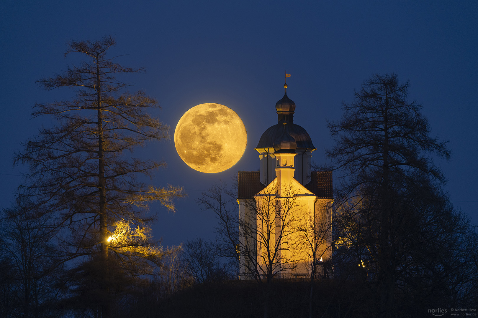 Burgstallkapelle mit Vollmond