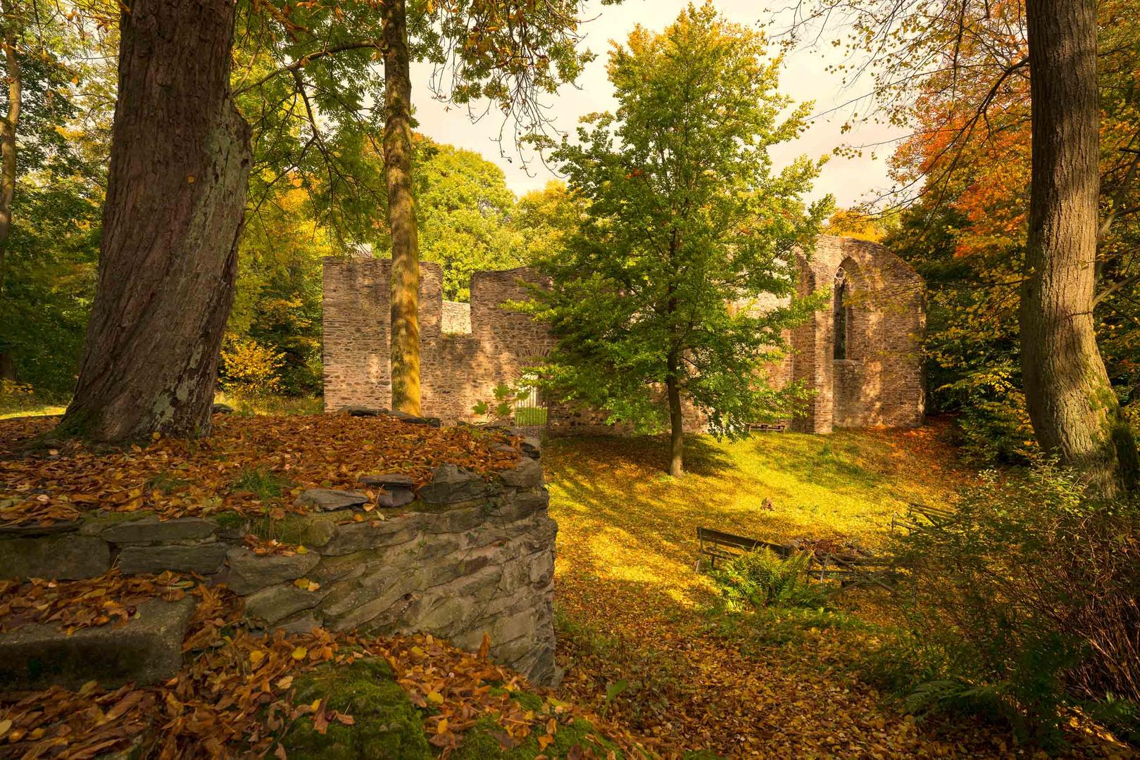 Burgstein mit gotischen Kirchenruinen