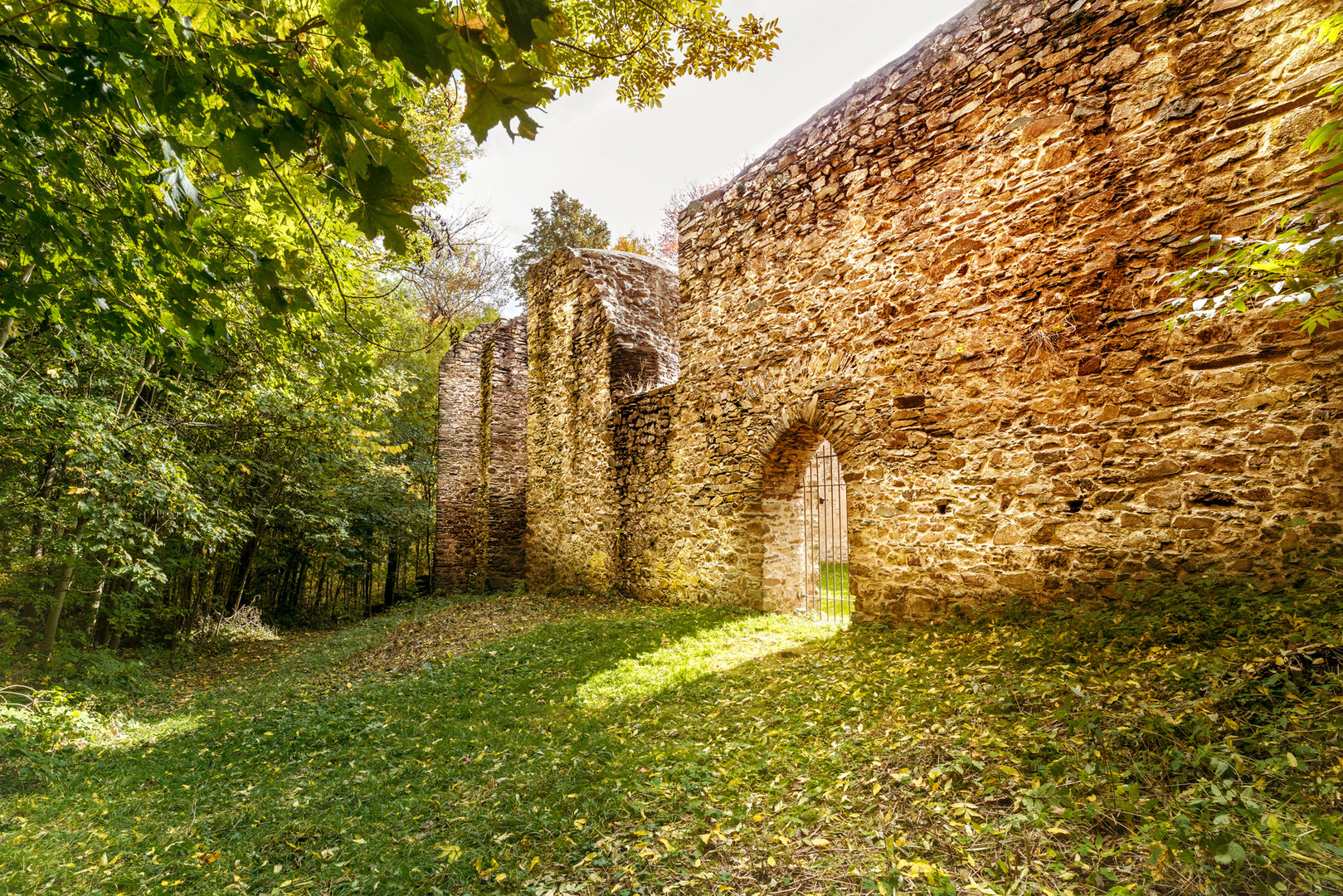 Burgstein mit gotischen Kirchenruinen