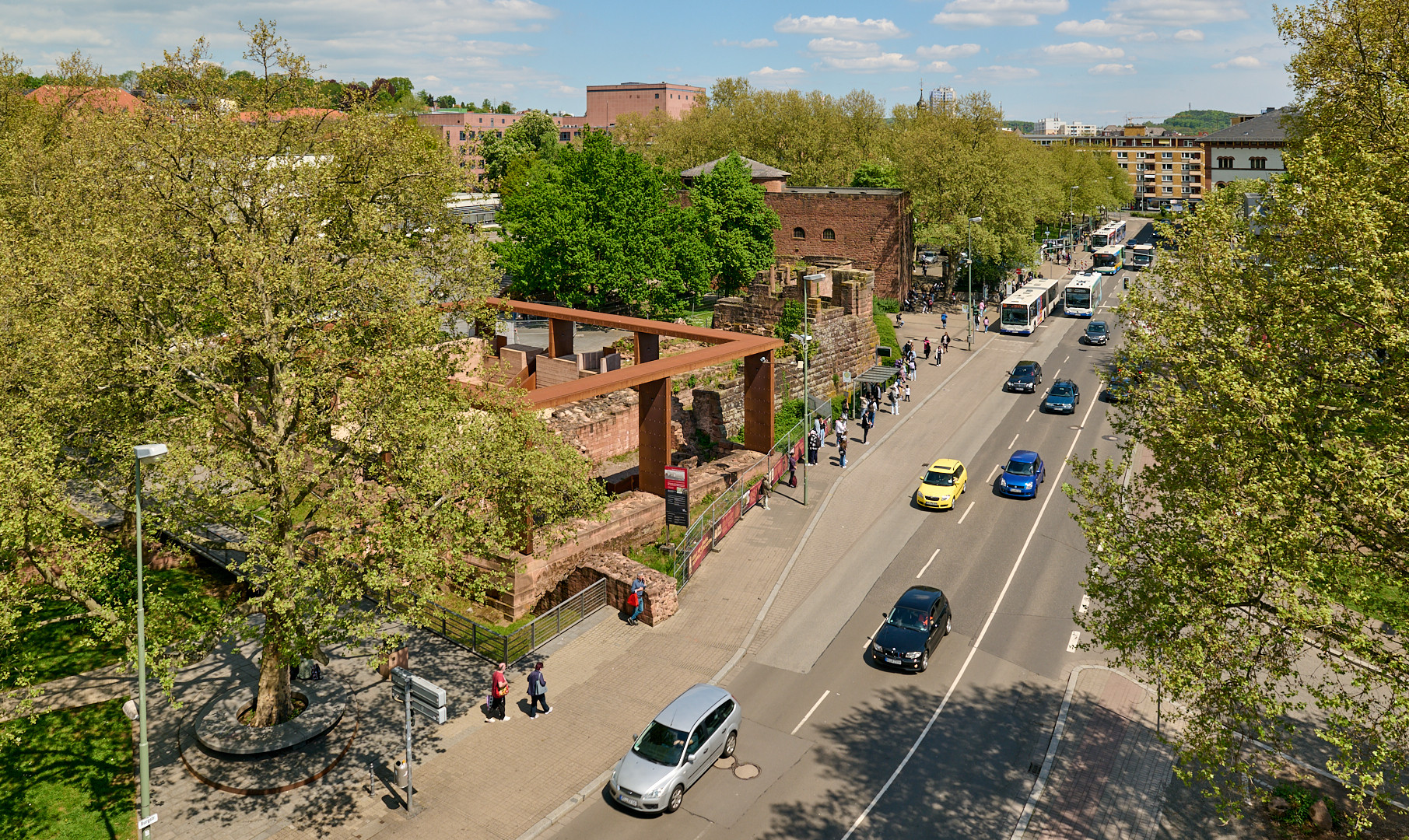 Burgstraße in Kaiserlautern mit Blick auf die Ruine Kaiserpfalz, das Casimirschloss mit...