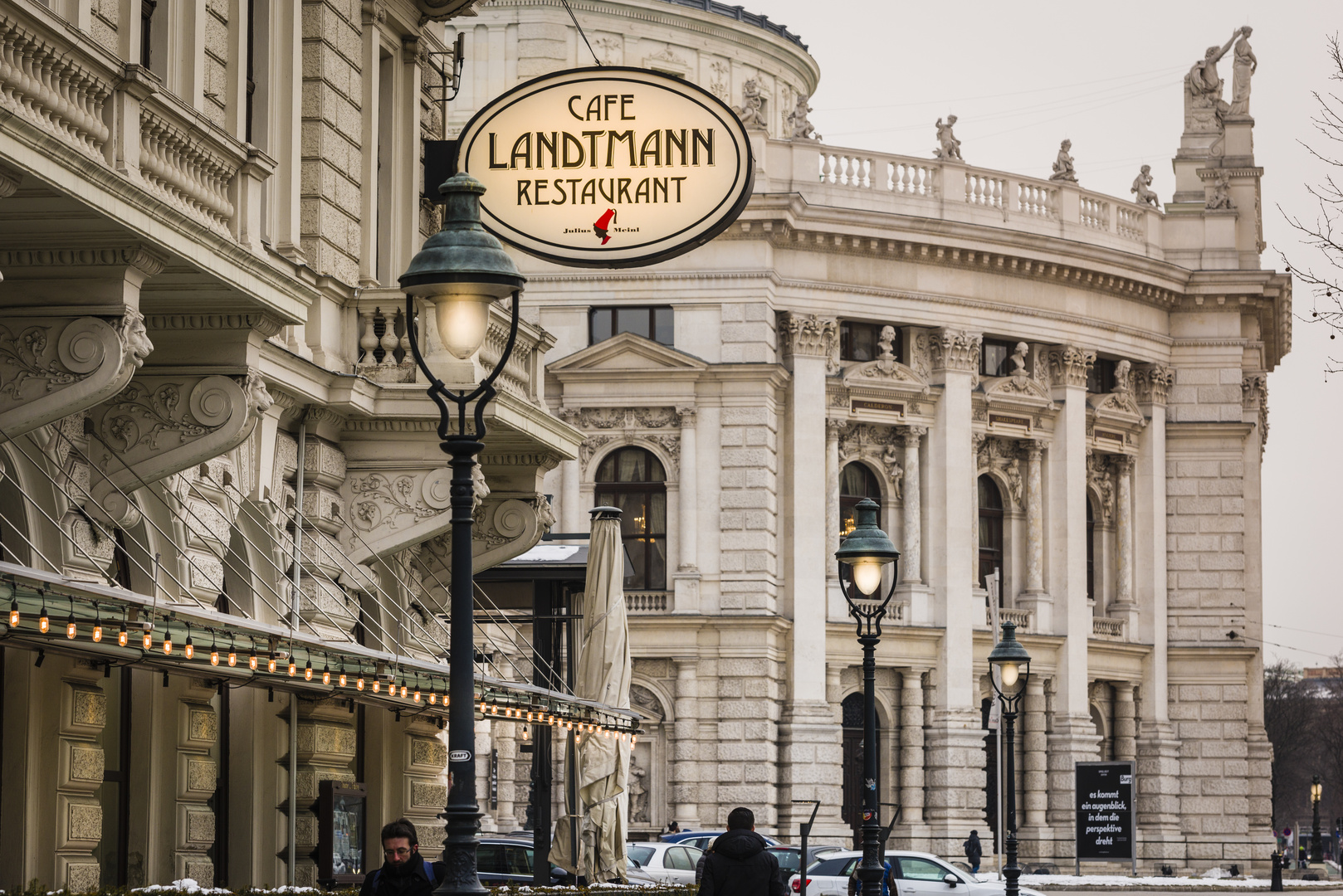 Burgtheater im Hintergrund