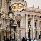 Burgtheater im Hintergrund