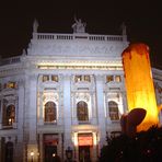 Burgtheater mit Adventkerze.