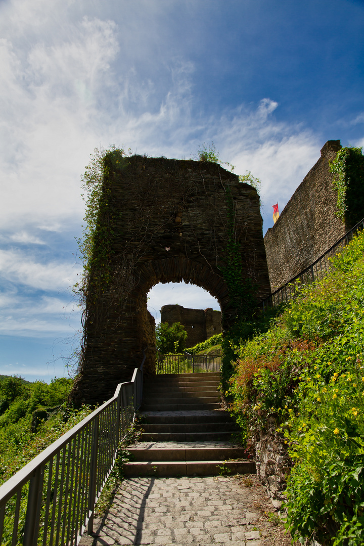 Burgtor der Burgruine Metternich