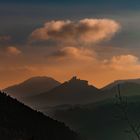 BurgTrifels im Dunst bei Sonnenaufgang