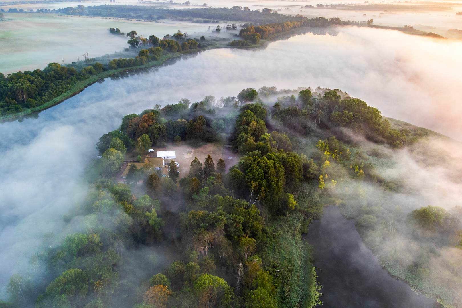 Burgwallinsel im Nebel