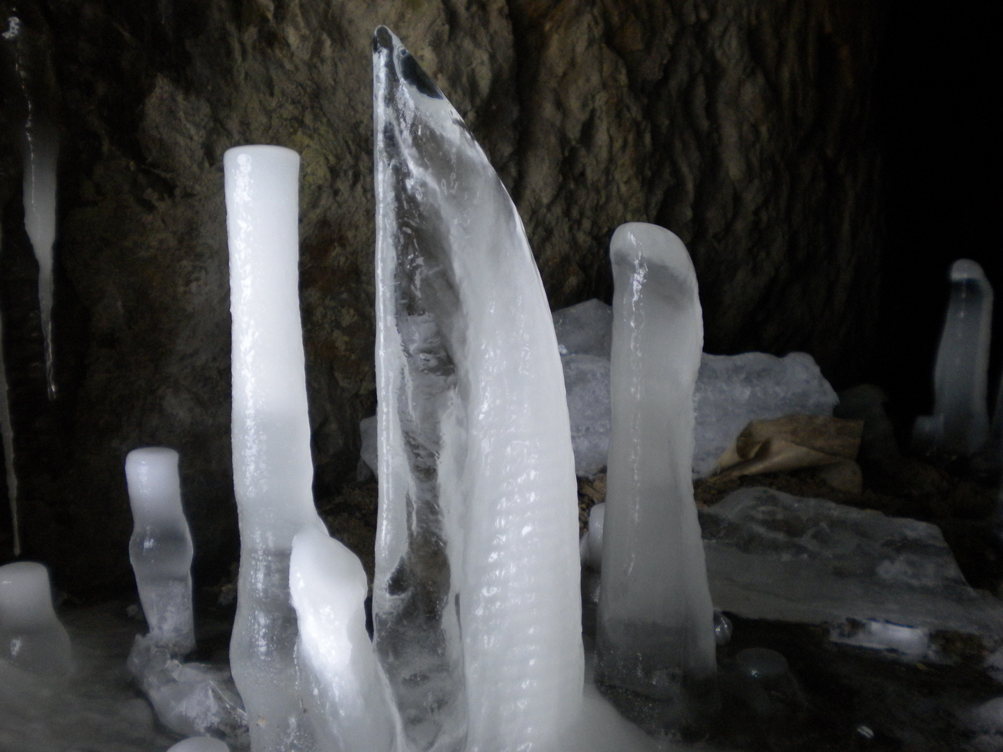 Burj al Arab aus Eis in einer Höhle in Kamenz