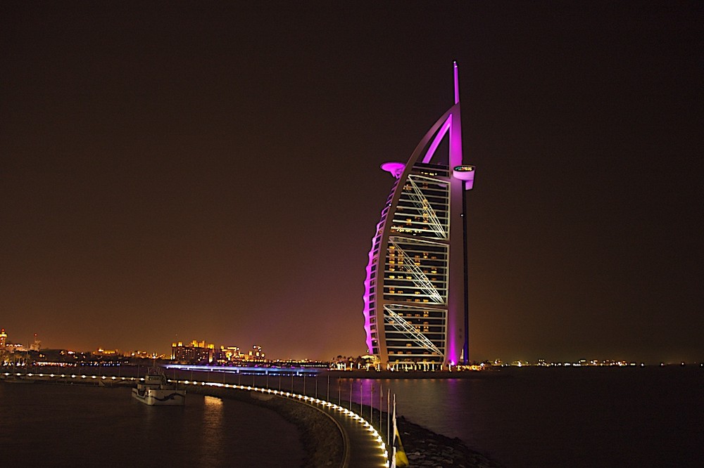 Burj Al Arab bei Nacht pink angeleuchtet