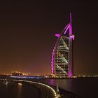 Burj Al Arab bei Nacht pink angeleuchtet