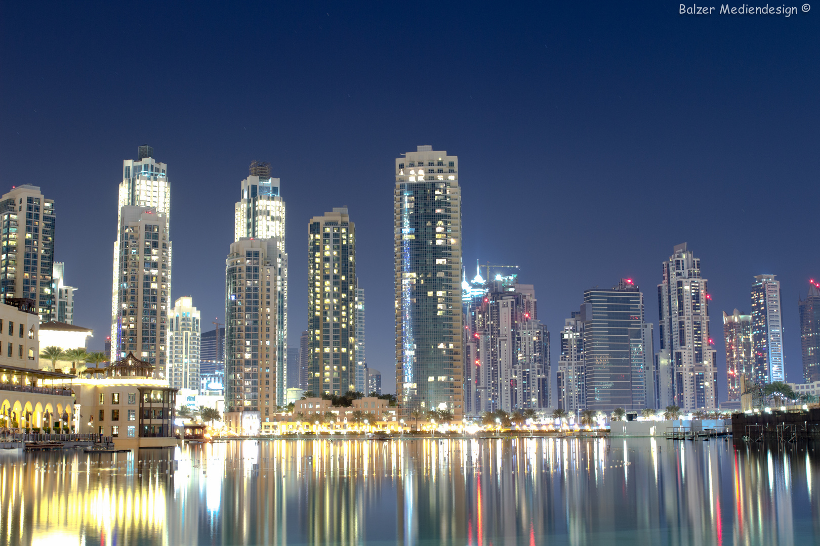 Burj Khalifa lake mit den umliegenden Gebäuden