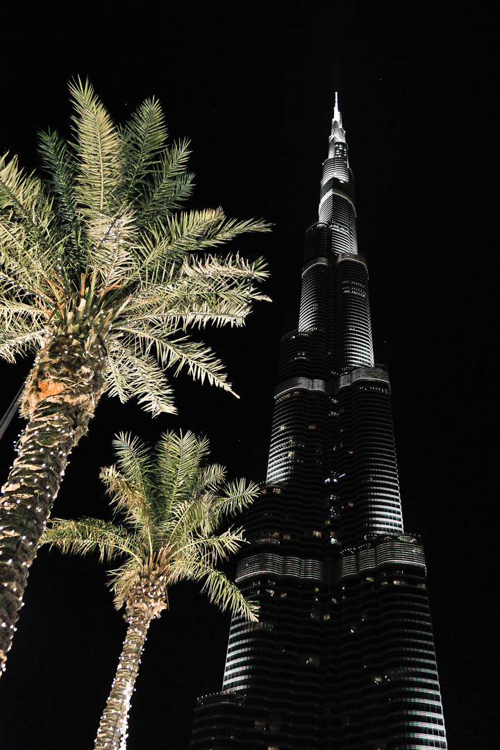 Burj Khalifa und Palmen mit Weihnachtsschmuck in der Nacht