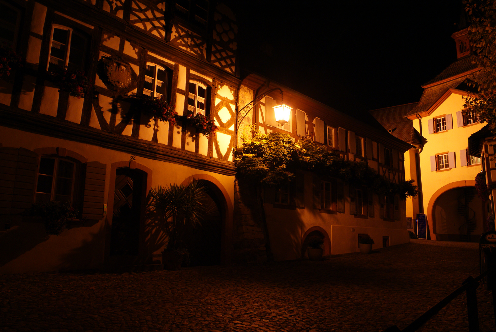 Burkheimer Gasse bei Nacht