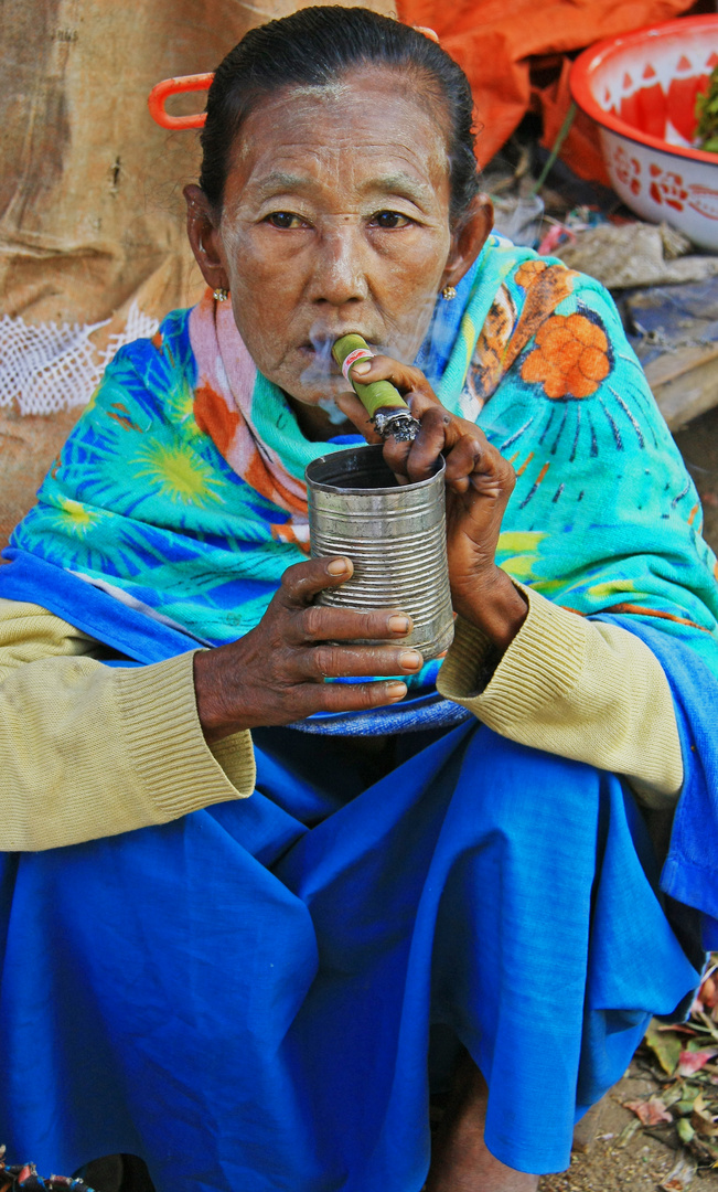 Burmesin mit Cheroot