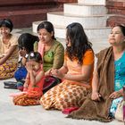 Burmesische Familie beim Morgengebet