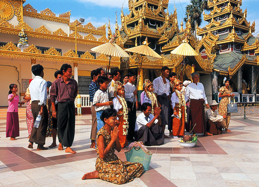 Burmesische Familienfeier in der Shwedagon-Pagode