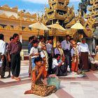 Burmesische Familienfeier in der Shwedagon-Pagode