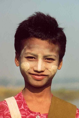 Burmesischer Junge an der U-bein Brücke in Myanmar
