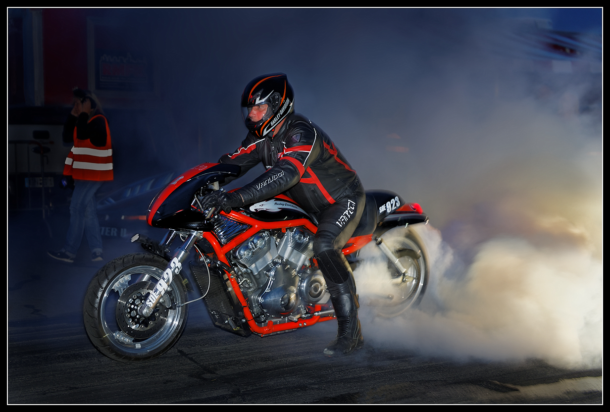 Burn Out 1 2 Foto Bild Rennen Nacht Motorrad Bilder Auf Fotocommunity
