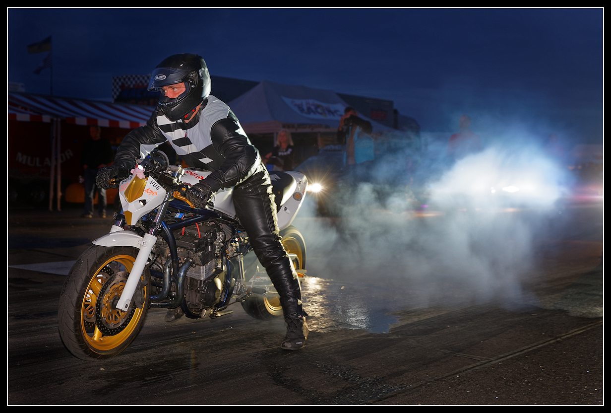 Burn Out 2 2 Foto Bild Rennen Nacht Motorrad Bilder Auf Fotocommunity