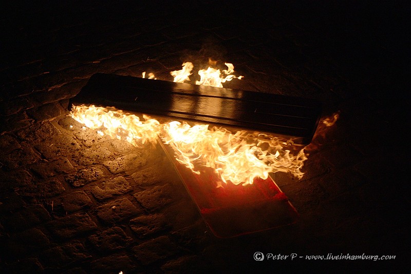 burning guitarcase - reeperbahn