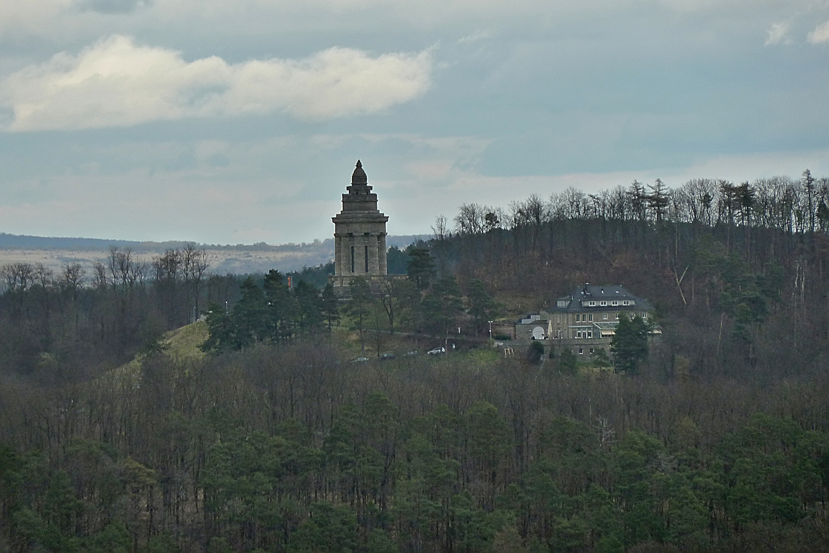 Burschenschaftsdenkmal mit Berghotel