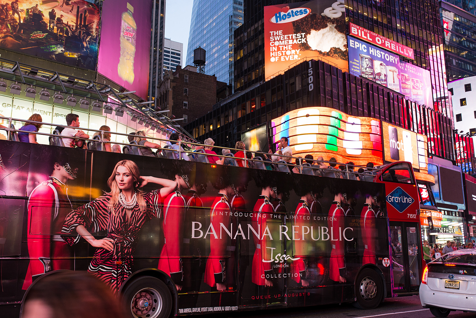 Bus am Time Square in Farbe