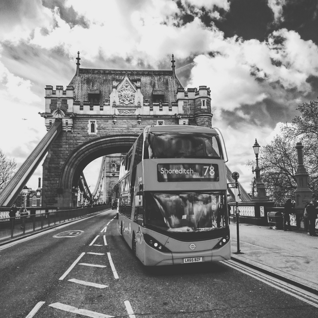 Bus auf der Tower Bridge London