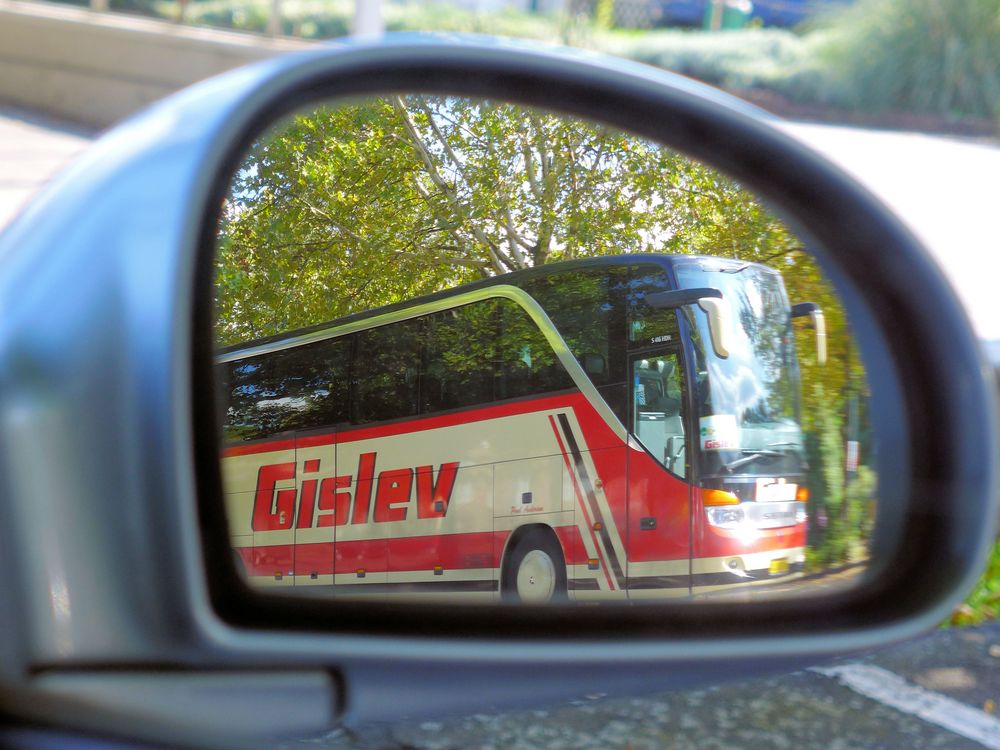 Bus im Rückspiegel