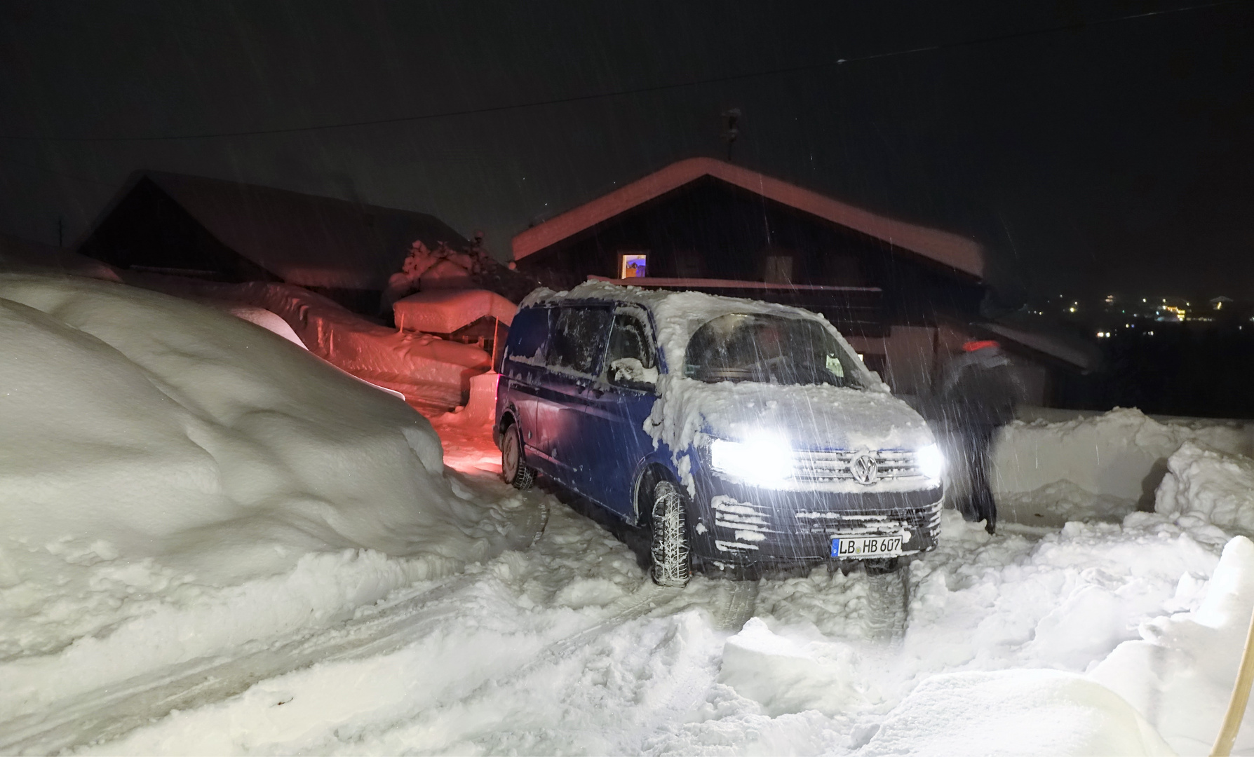 Bus im Schnee vorm Höfle19