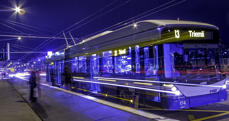 Bus in der Nacht (Hardbrücke Zürich, Schweiz)